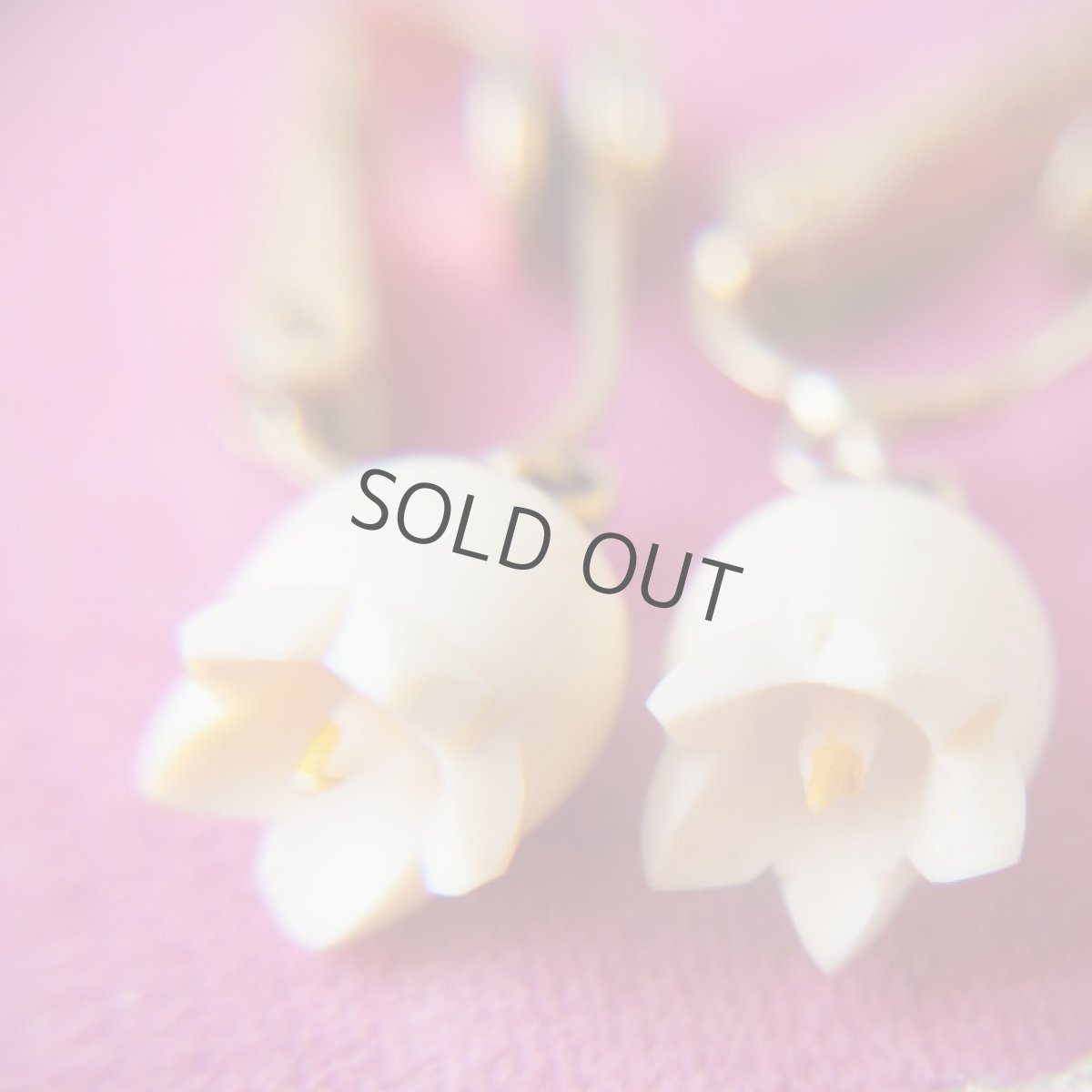 画像4: 鈴蘭の花形Bone製のイヤリング (4)