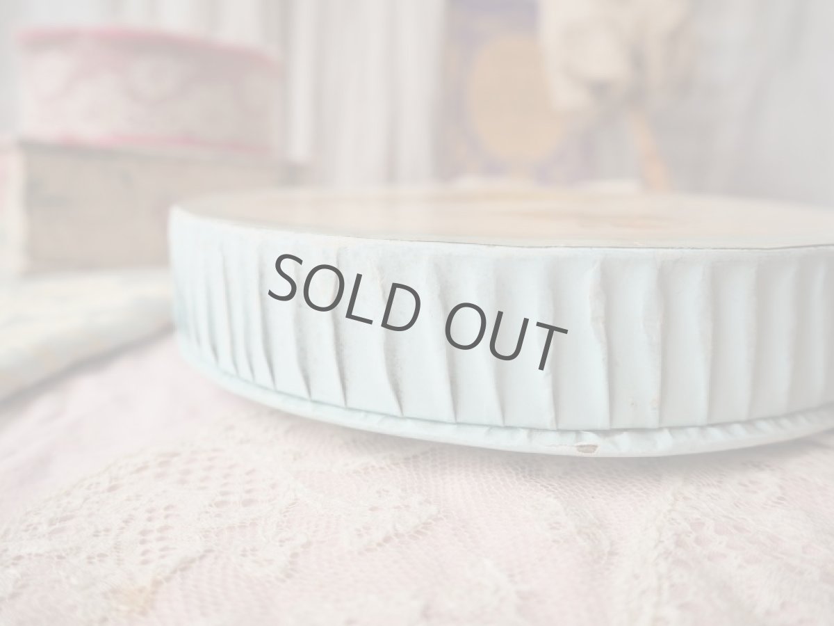 画像6: 薄い水色教会と天使洗礼式の絵柄のドラジェBOX/丸形紙箱 (6)