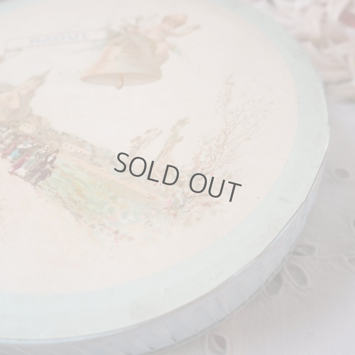 画像4: 薄い水色教会と天使洗礼式の絵柄のドラジェBOX/丸形紙箱 (4)