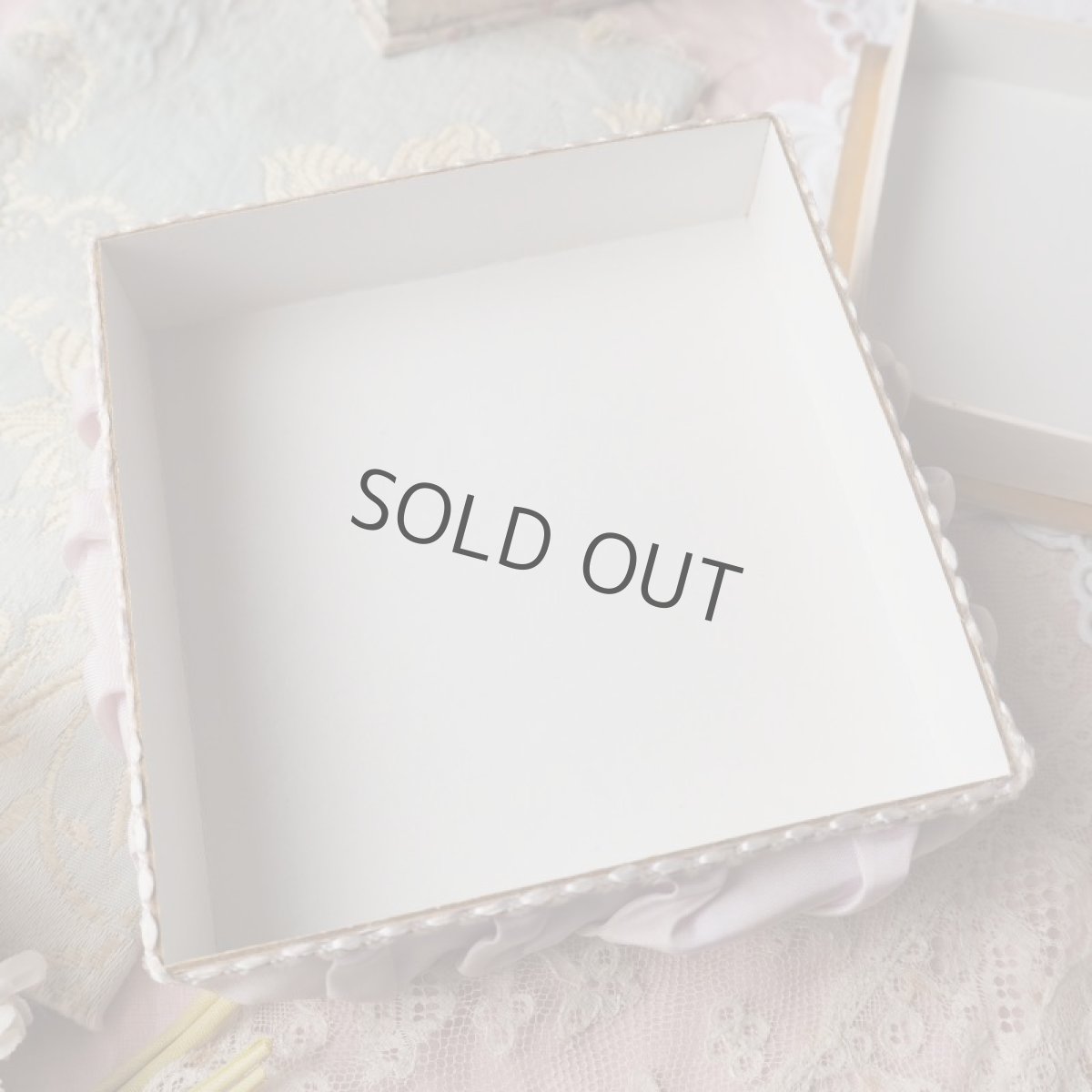 画像9: 薄いピンク紫色、布花と蝶の飾りのドラジェBOX (9)