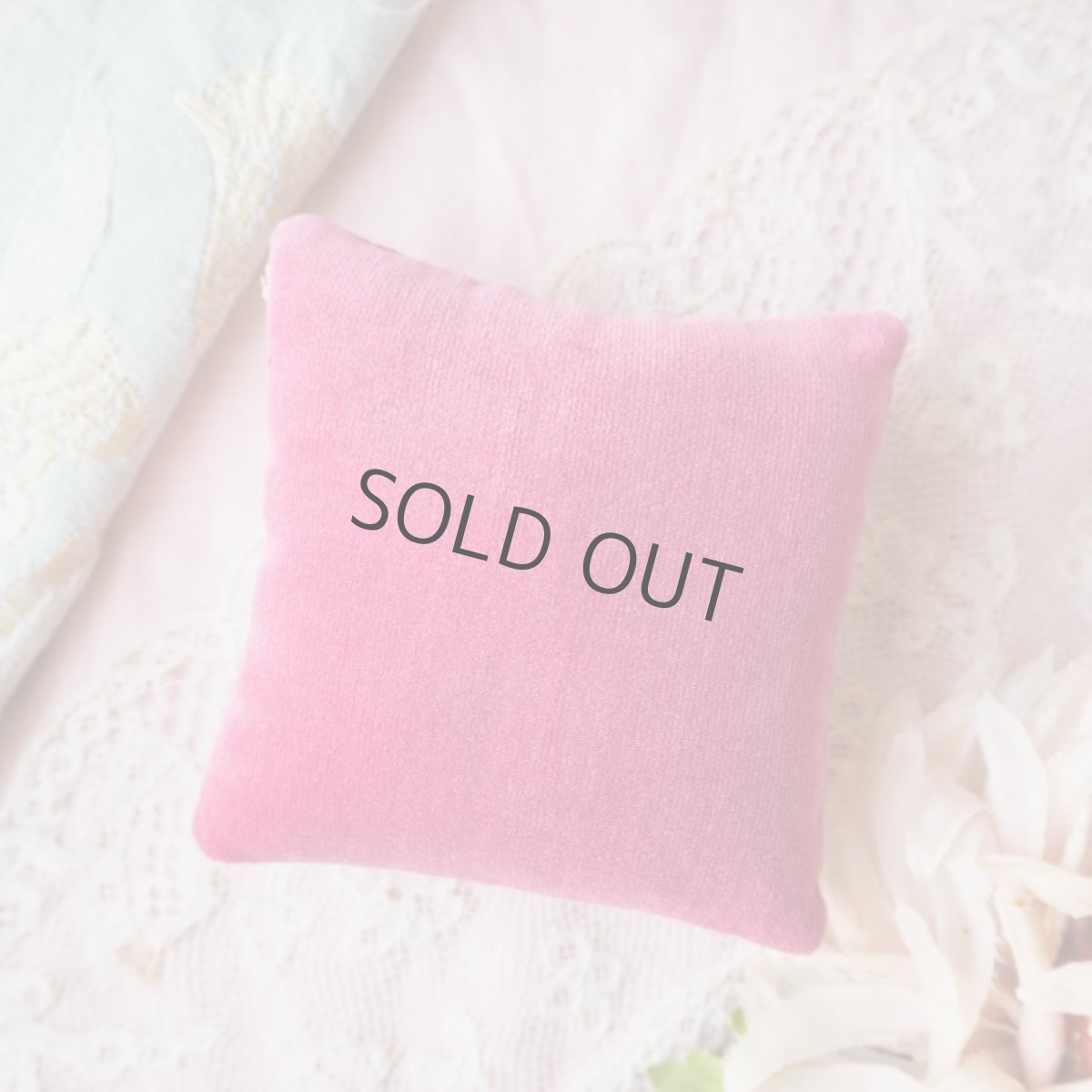 画像3: ピンク色ベルベットアンティークレースのミニクッション/シルクリボンのフリルミニミニクッション (3)