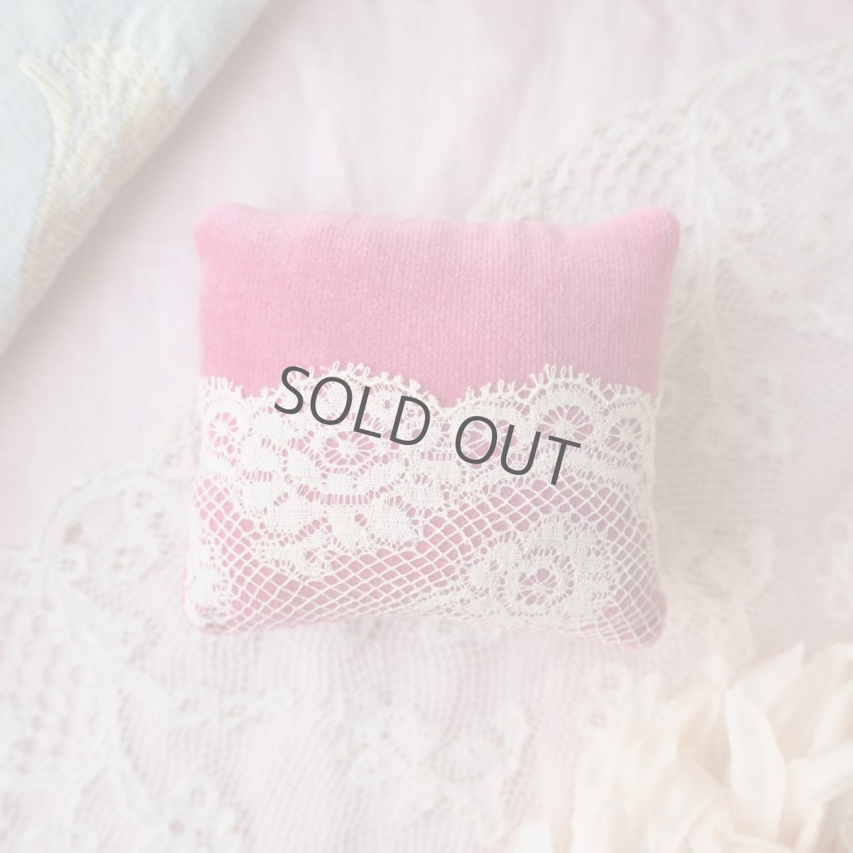 画像2: ベルベット布とアンティークレースのミニミニクッション／ピンクとグリーン (2)