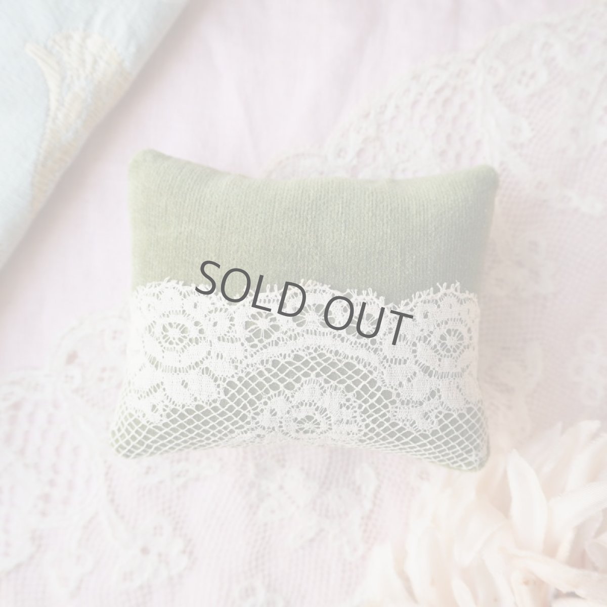 画像4: ベルベット布とアンティークレースのミニミニクッション／ピンクとグリーン (4)