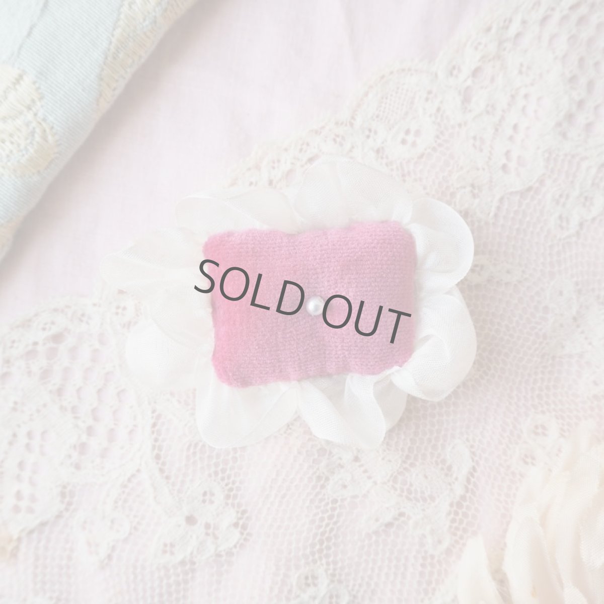 画像5: ピンク色ベルベットアンティークレースのミニクッション/シルクリボンのフリルミニミニクッション (5)