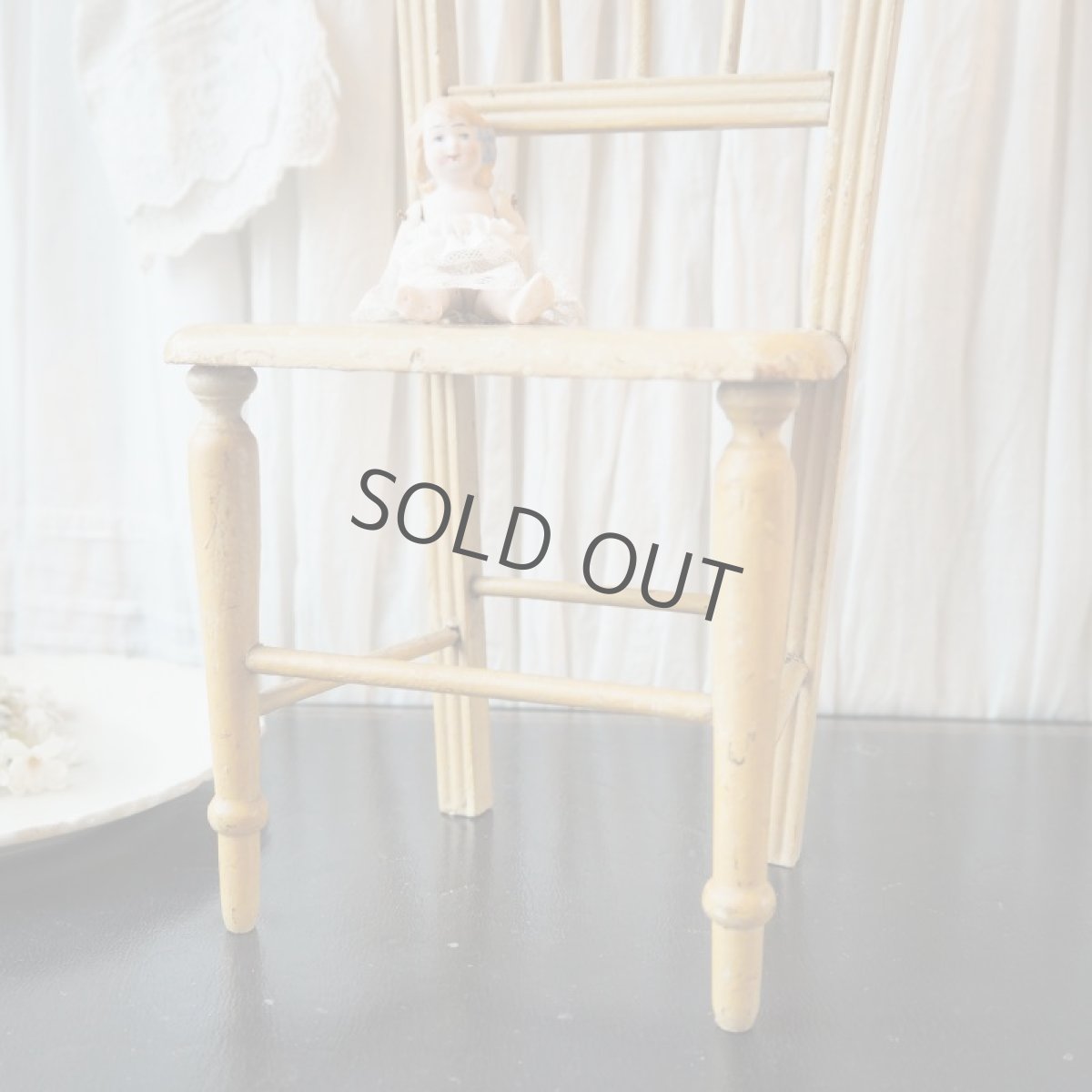 画像15: ドール用木製金色とクリームベージュ色のペイントの椅子/小家具 (15)