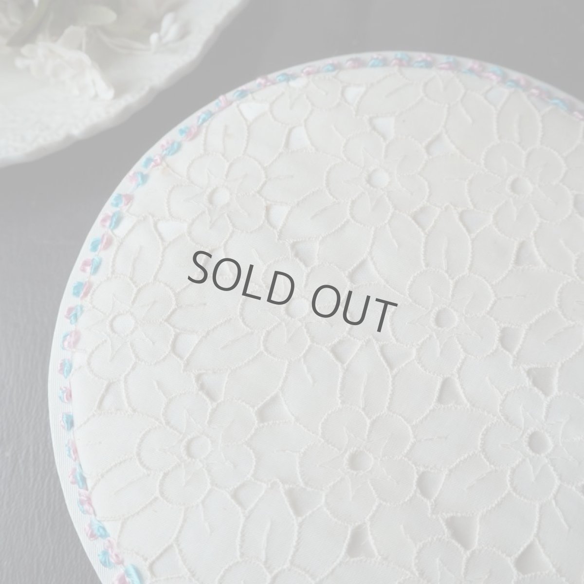 画像2: 白いレース布のドラジェBOX／ピンクとブルーのロココリボンの飾り (2)