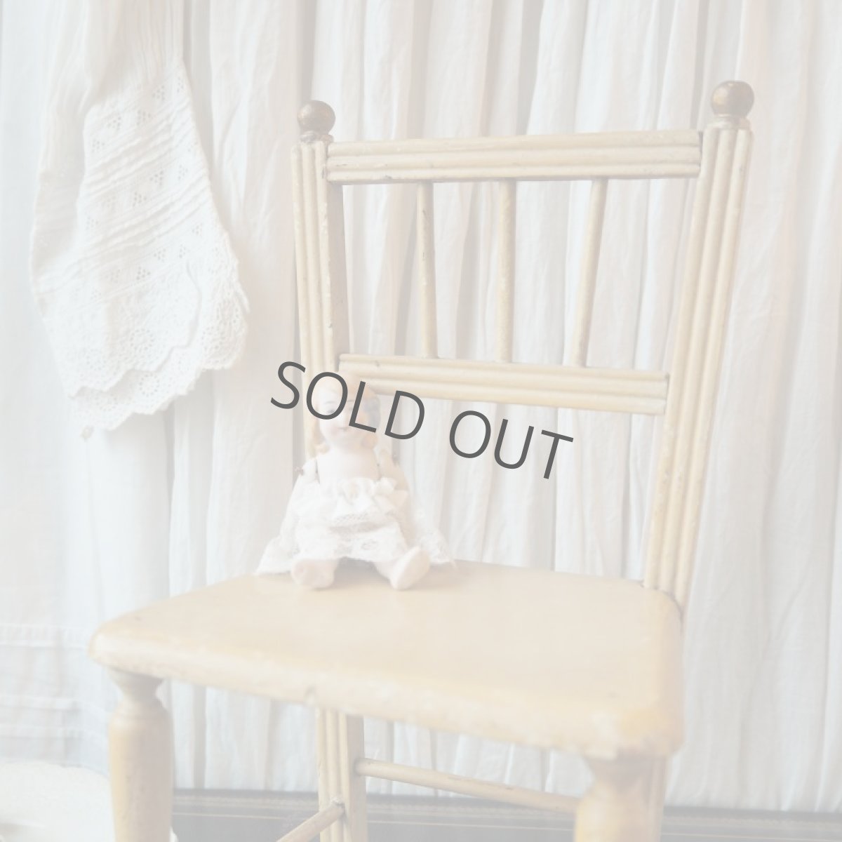 画像14: ドール用木製金色とクリームベージュ色のペイントの椅子/小家具 (14)