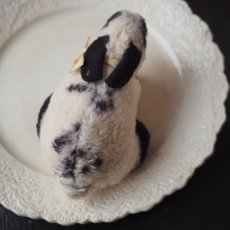 画像1: シュタイフ社　白黒ブチ柄の小さなウサギさん (1)