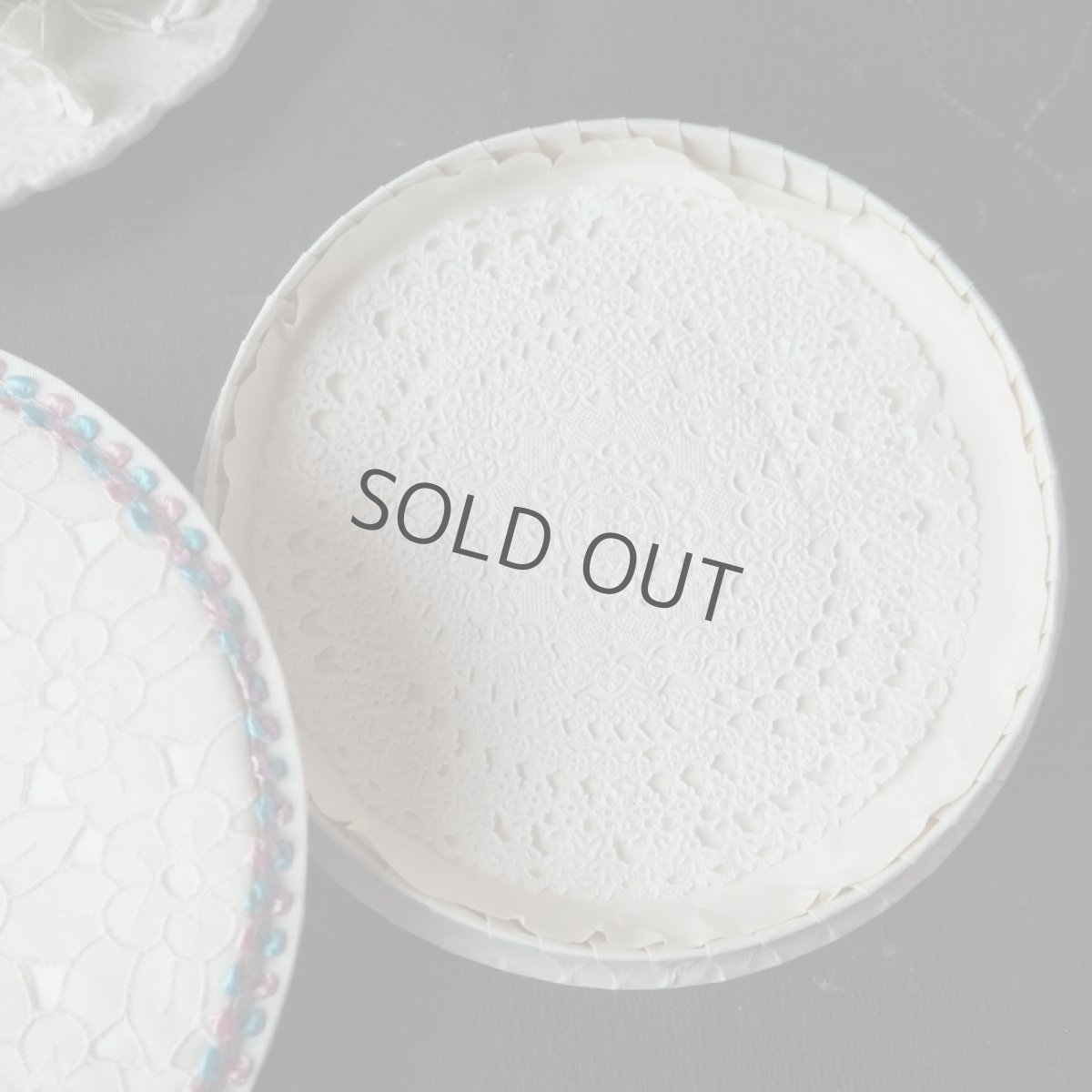 画像5: 白いレース布のドラジェBOX／ピンクとブルーのロココリボンの飾り (5)