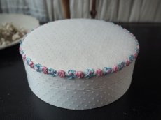 画像5: 白いドット模様のドラジェBOX／ピンク&ブルーのロココリボン飾り (5)