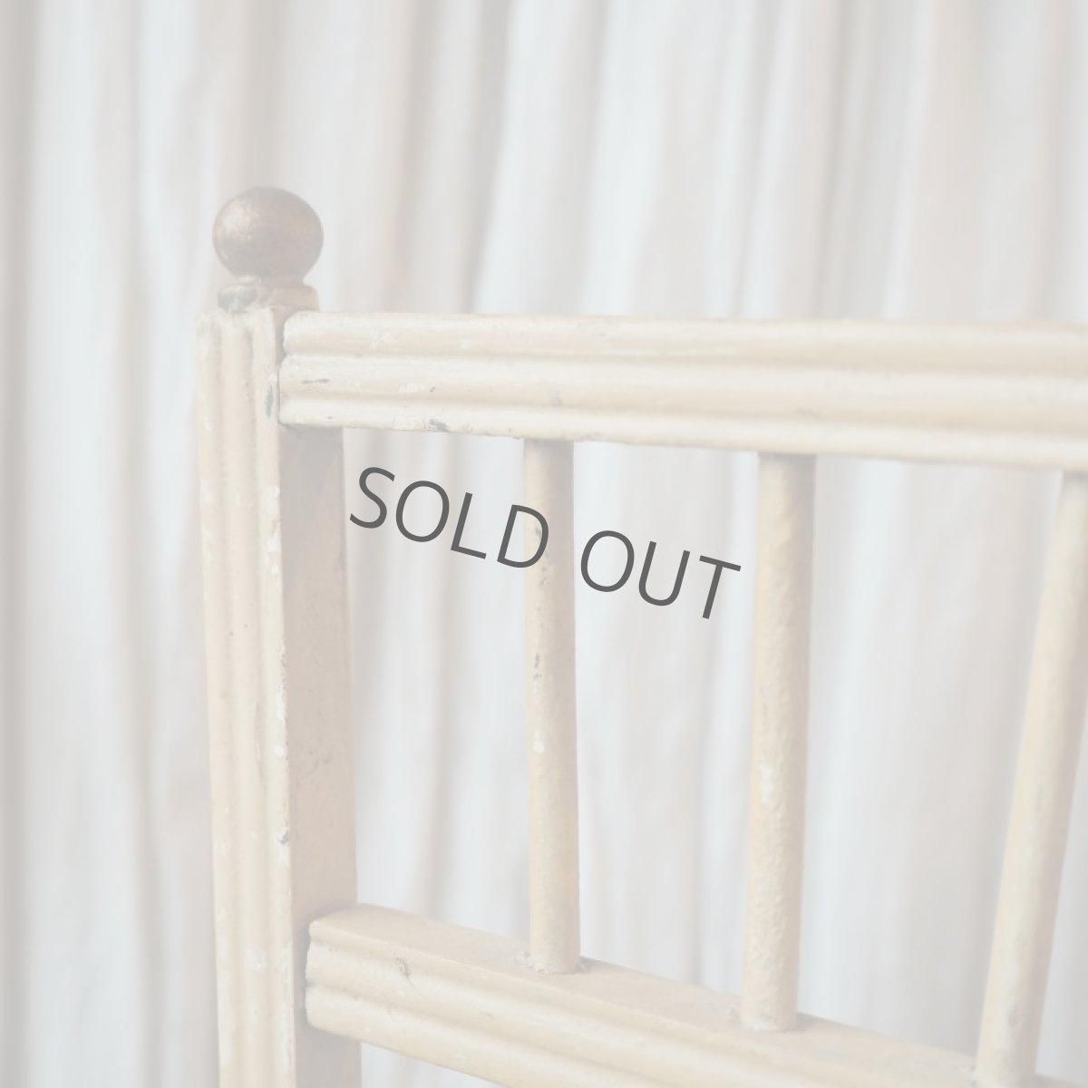 画像8: ドール用木製金色とクリームベージュ色のペイントの椅子/小家具 (8)