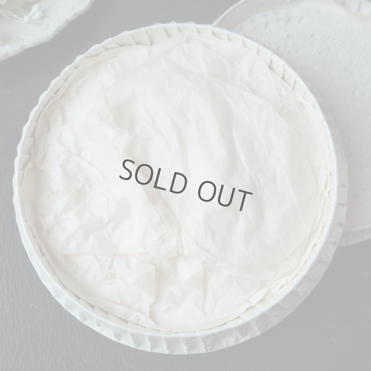 画像7: 白いレース布のドラジェBOX／ピンクとブルーのロココリボンの飾り (7)