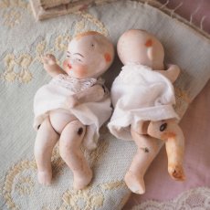 画像7: ツインベビーピンク色リボンのおくるみ赤ちゃんのビスクドール (7)