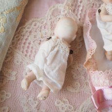 画像4: ツインベビーピンク色リボンのおくるみ赤ちゃんのビスクドール (4)