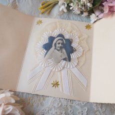 画像5: 三つ折り立体コミュニオンカード／お祈りの少女とレース、白いリボン、金箔飾り (5)