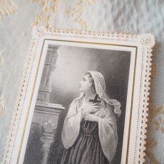 画像2: ヴェールの女性と十字架の教会カード (2)