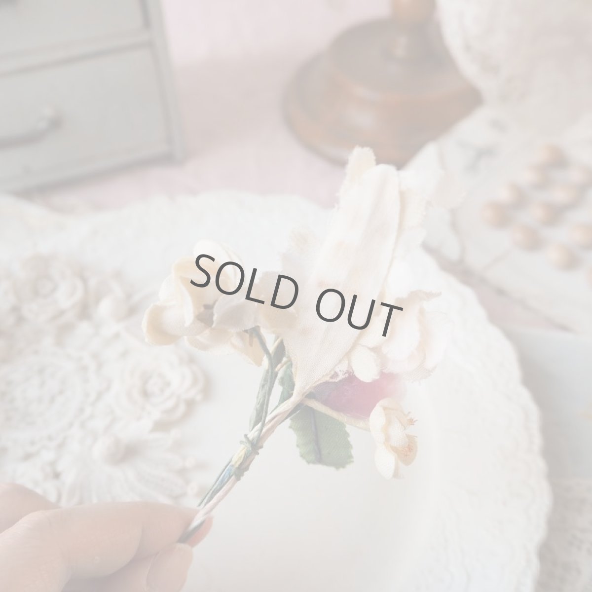 画像4: 白、ベージュ、薄いピンク色の布花/可憐で小さなブーケ (4)