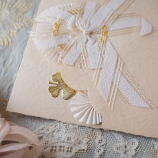 画像3: 三つ折り立体コミュニオンカード／お祈りの少女とレース、白いリボン、金箔飾り (3)