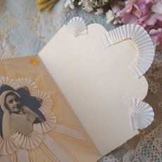 画像7: 三つ折り立体コミュニオンカード／お祈りの少女とレース、白いリボン、金箔飾り (7)