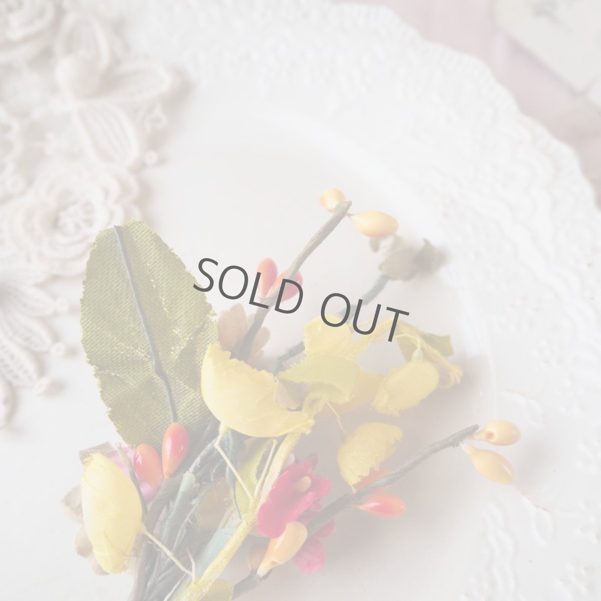 画像4: オレンジ色の実と色とりどりの布花/小さなブーケ (4)