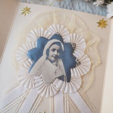 画像6: 三つ折り立体コミュニオンカード／お祈りの少女とレース、白いリボン、金箔飾り (6)