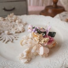 画像8: 白、ベージュ、薄いピンク色の布花/可憐で小さなブーケ (8)
