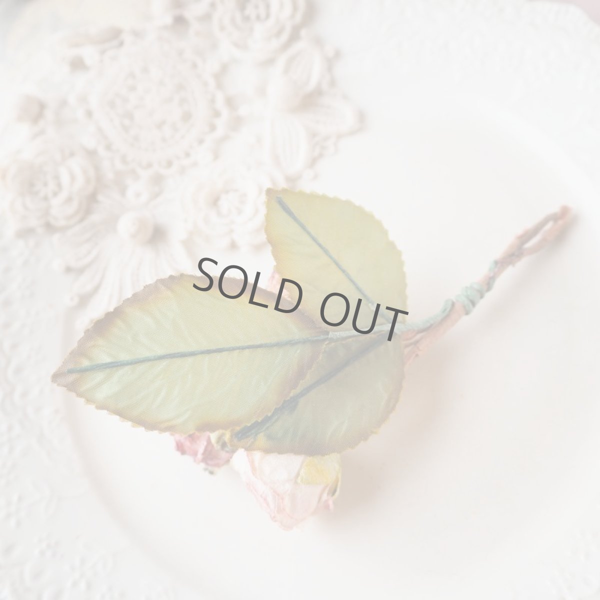 画像4: 褪せたベージュ色薔薇と葉っぱの飾り (4)