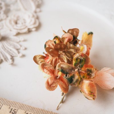 画像1: カーキ色とオレンジ色ベルベット素材の小花と葉っぱ蕾の小さな花束