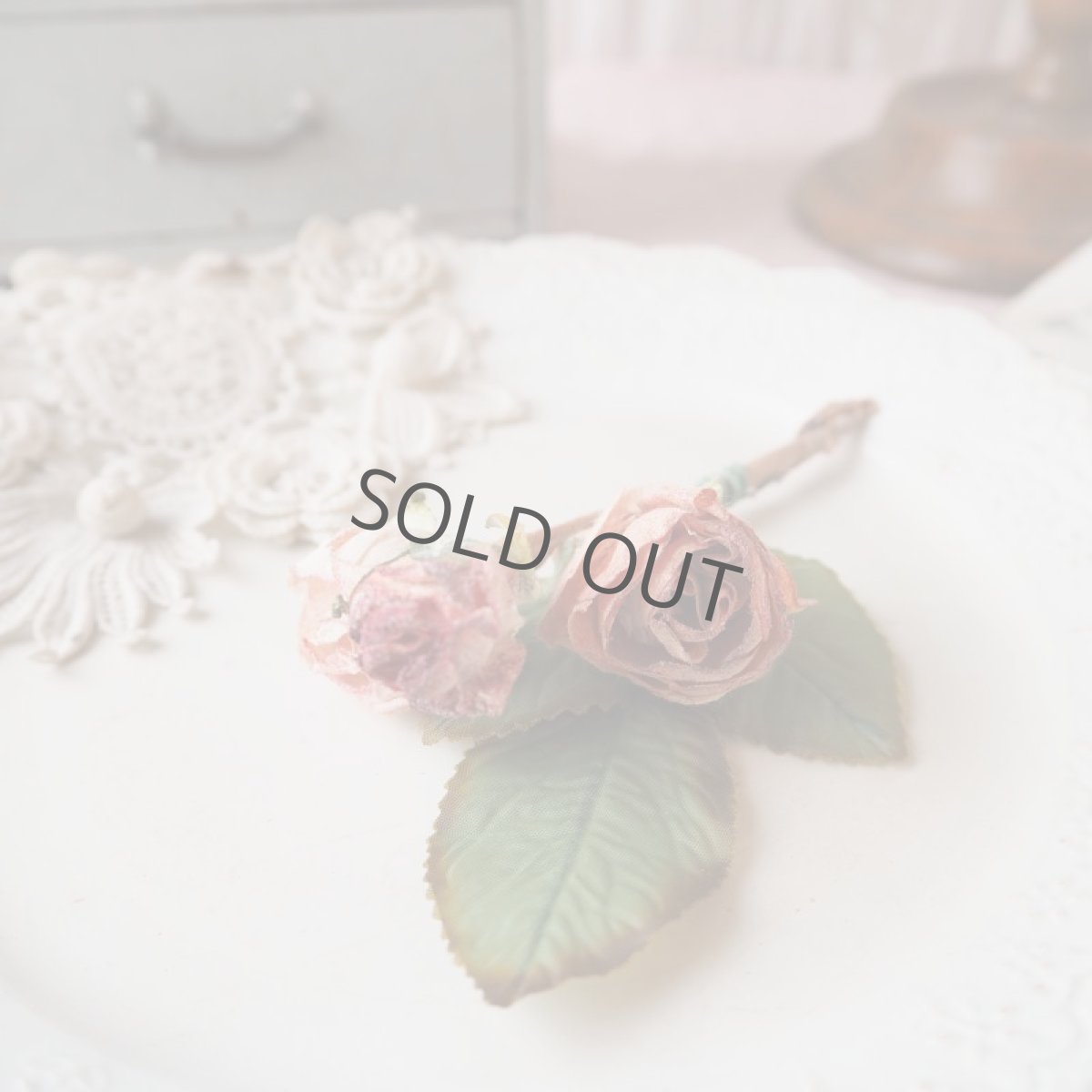 画像2: 褪せたベージュ色薔薇と葉っぱの飾り (2)