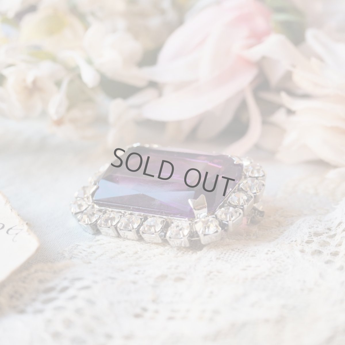 画像4: 紫の大きめガラスとクリアラインストーンのブローチ (4)