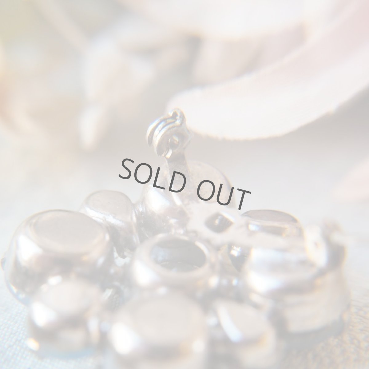 画像5: 淡いブルーグレー、オパライトガラスのブローチ (5)