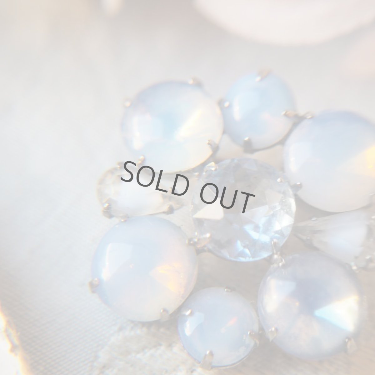 画像2: 淡いブルーグレー、オパライトガラスのブローチ (2)