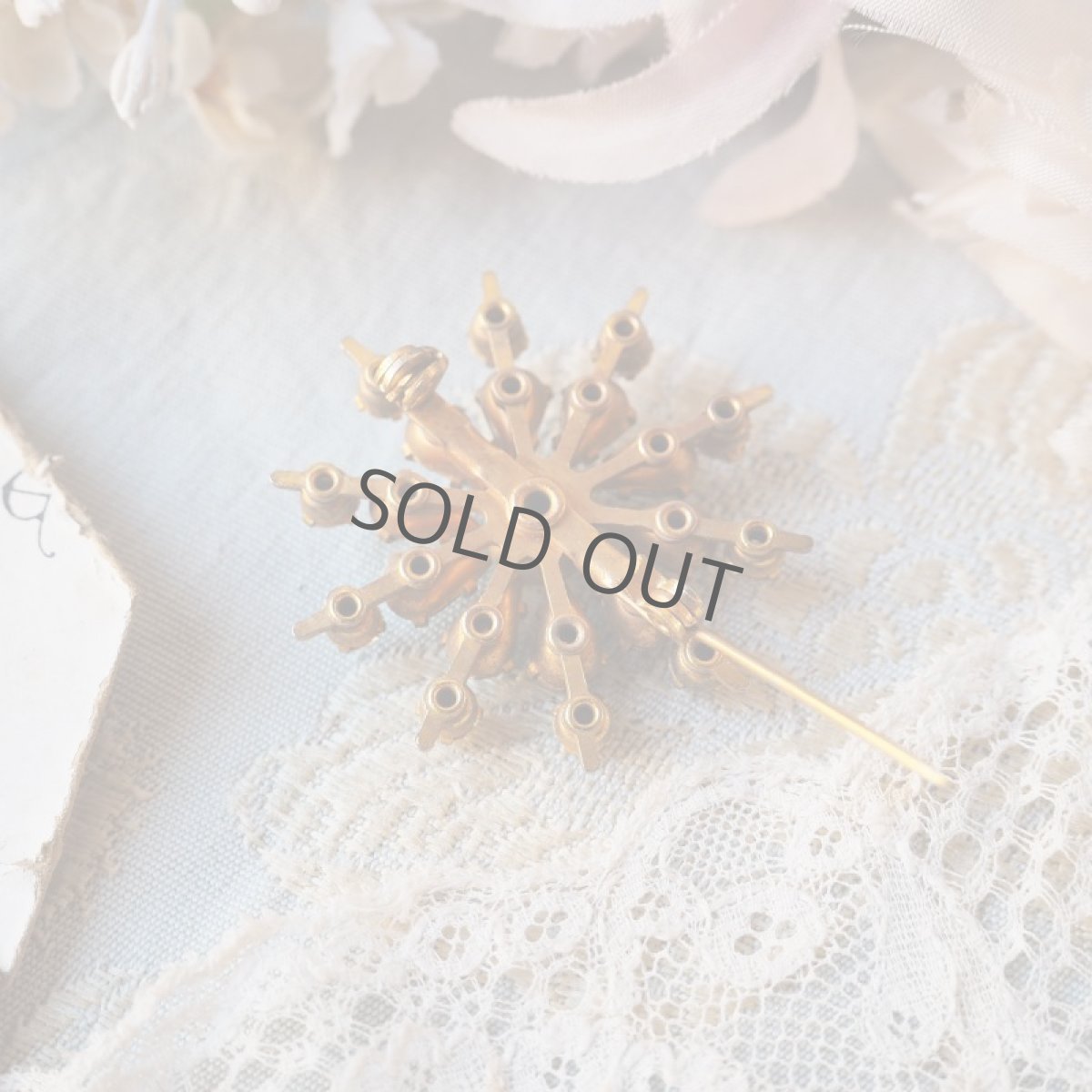 画像6: 青とクリアガラスの雪の結晶ブローチ (6)