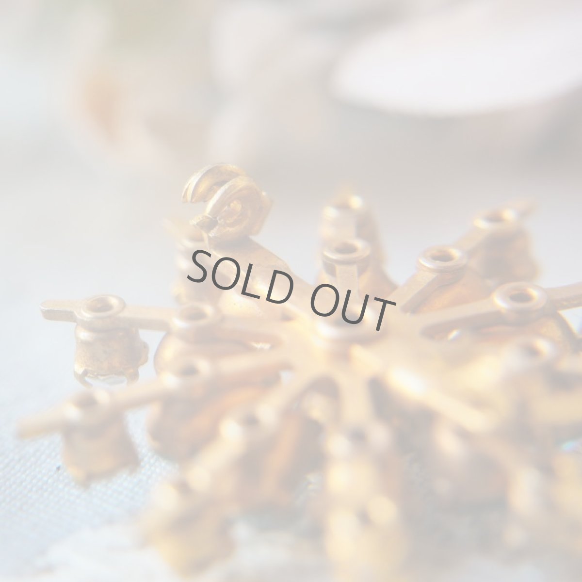 画像7: 青とクリアガラスの雪の結晶ブローチ (7)