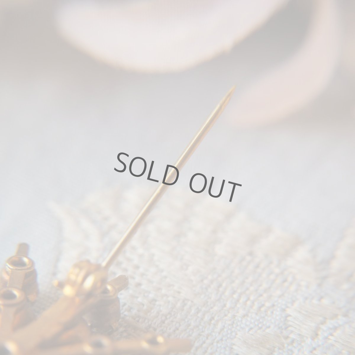 画像8: 青とクリアガラスの雪の結晶ブローチ (8)