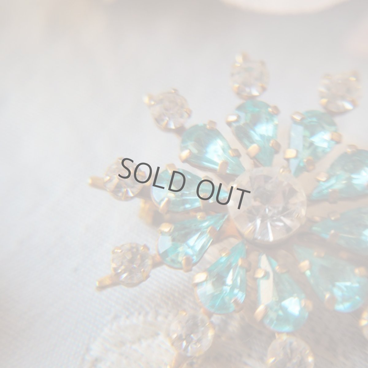 画像2: 青とクリアガラスの雪の結晶ブローチ (2)