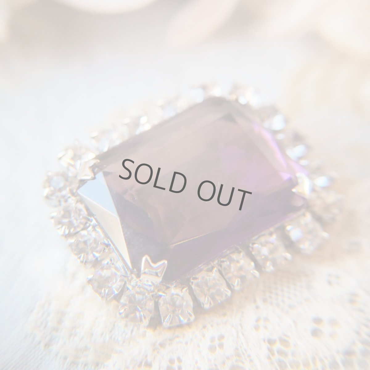 画像3: 紫の大きめガラスとクリアラインストーンのブローチ (3)