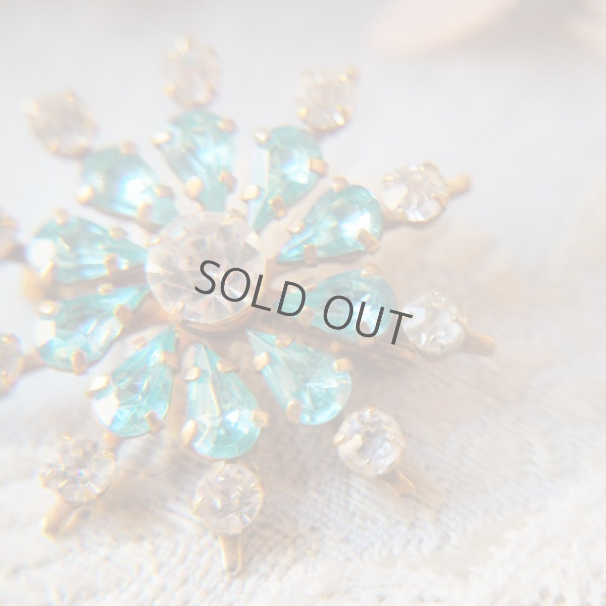 画像3: 青とクリアガラスの雪の結晶ブローチ (3)