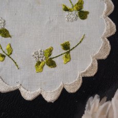 画像3: 小さなドイリー白詰草のシルク刺繍 (3)