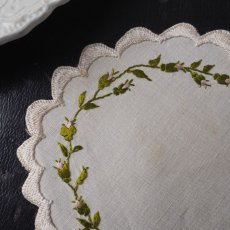 画像2: 小さなドイリーピンクの小薔薇蕾のシルク刺繍 (2)