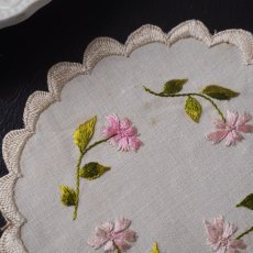 画像2: 小さなドイリーピンク色の小花のシルク刺繍 (2)