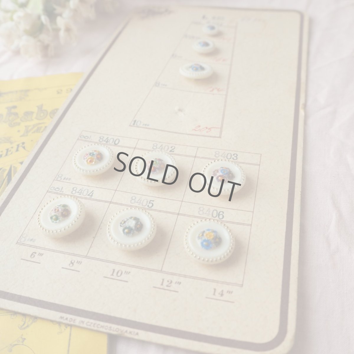 画像4: チェコガラスボタンのサンプルセット台紙付き/白に花模様 (4)