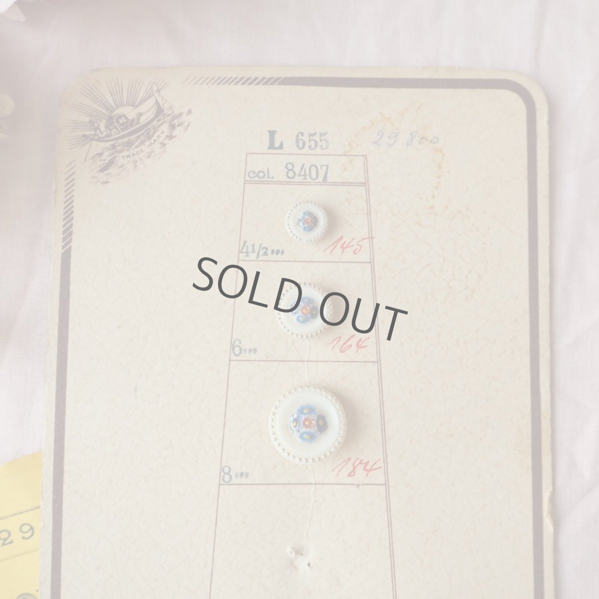 画像2: チェコガラスボタンのサンプルセット台紙付き/白に花模様 (2)