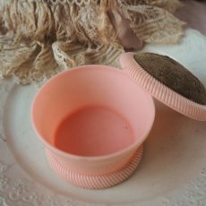 画像10: フランス1950年代ベビーピンク色の小物入れモスグリーンのピンクッション付き (10)