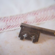 画像2: 古い鍵形のブローチ (2)