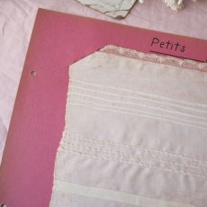 画像2: ピンク色台紙刺繍サンプラー/Petit plis (2)