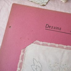 画像2: ピンク色台紙刺繍サンプラー/Dessins incrustis (2)