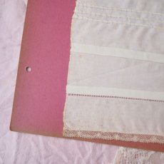 画像4: ピンク色台紙刺繍サンプラー/Petit plis (4)