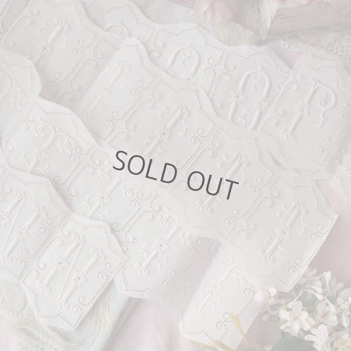 画像2: ホワイト刺繍、花モチーフモノグラム (2)