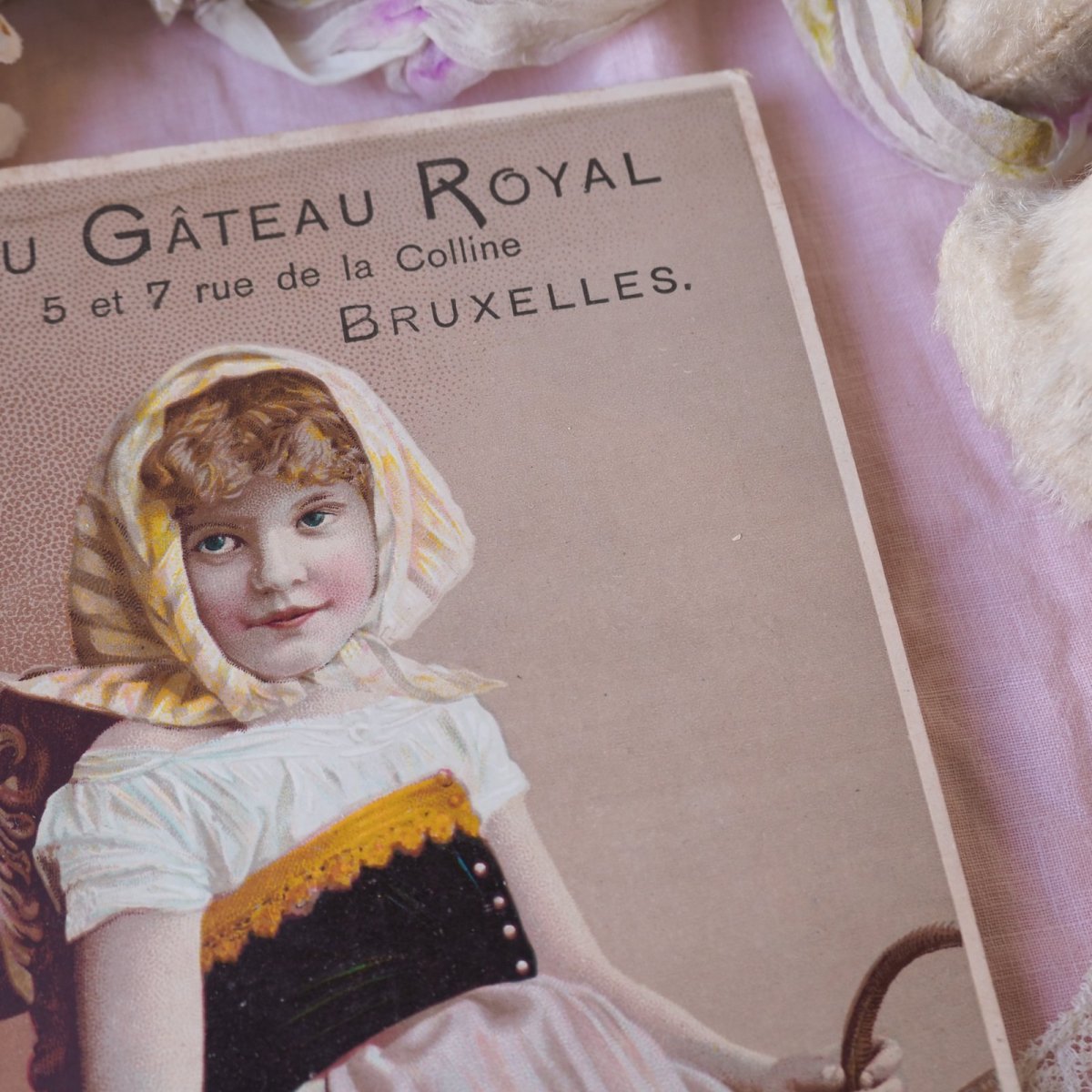 画像3: 広告付きクロモカード/椅子に腰掛けて籠を持つ少女 (3)